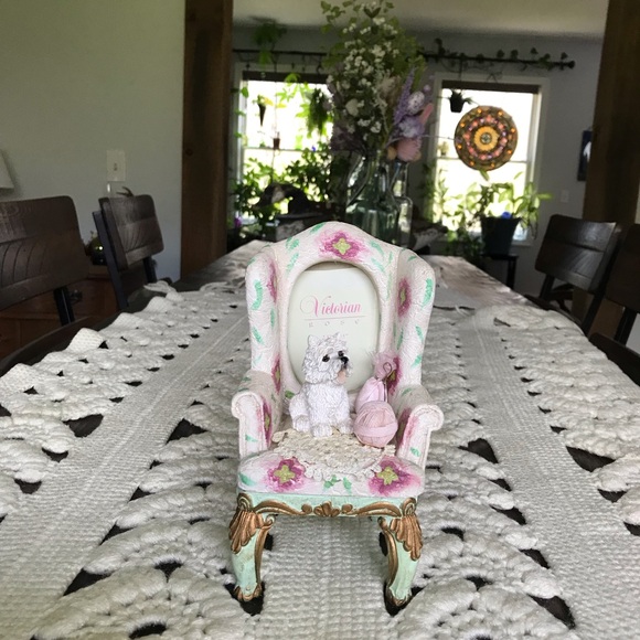 DEZINE Vintage Cottagecore Ceramic Comfy Chair Picture Frame - Picture 6 of 16